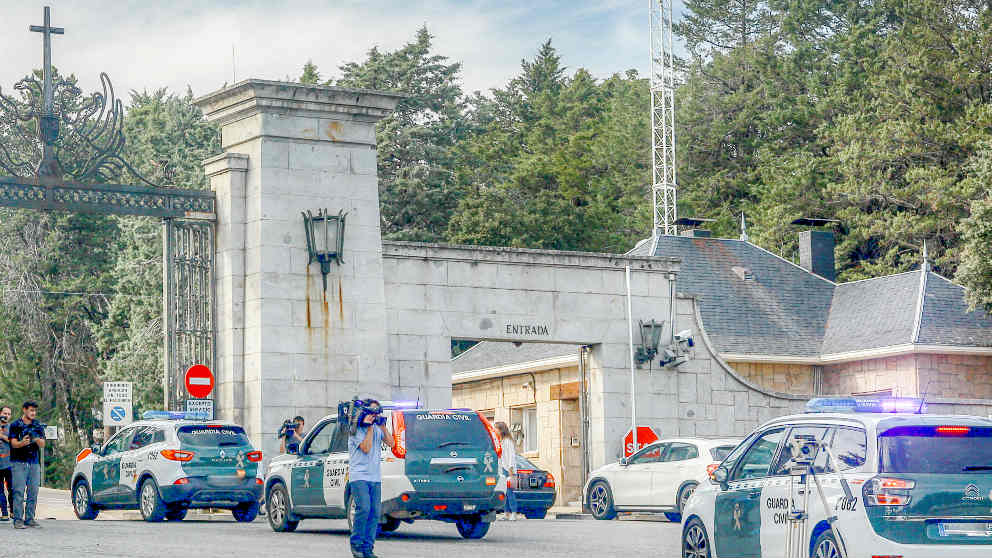 Vehículos de la Guardia Civil entrando esta tarde en el Valle de los Caídos. (Ep)