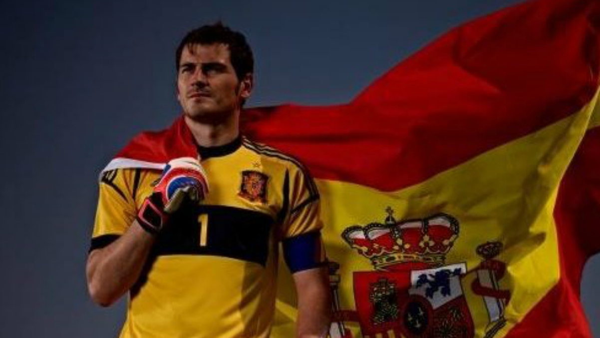 Casillas, con la bandera de España.