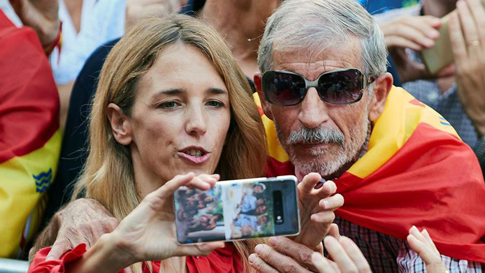 Cayetana Álvarez de Toledo se fotografía junto a un asistente a una manifestación en defensa de la unidad nacional