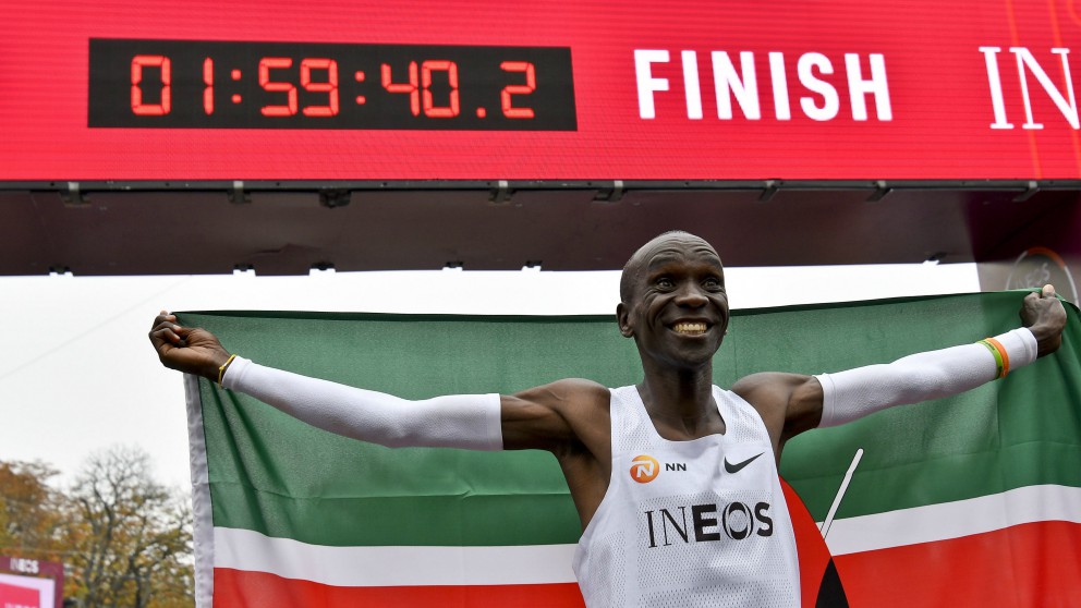 Kipchoge celebra su hito en el maratón. (AFP)
