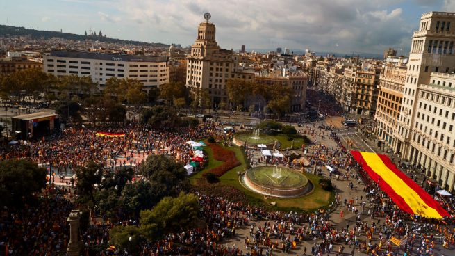 Miles de personas reclaman a Sánchez en Barcelona que aplique el 155 en Cataluña