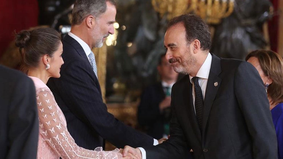 El rey Felipe VI, la reina Letizia, y el juez del Tribunal Supremo Manuel Marchena en el Palacio Real de Madrid en el que se celebra una recepción oficial con motivo de la celebración de la Fiesta Nacional. Foto: EFE