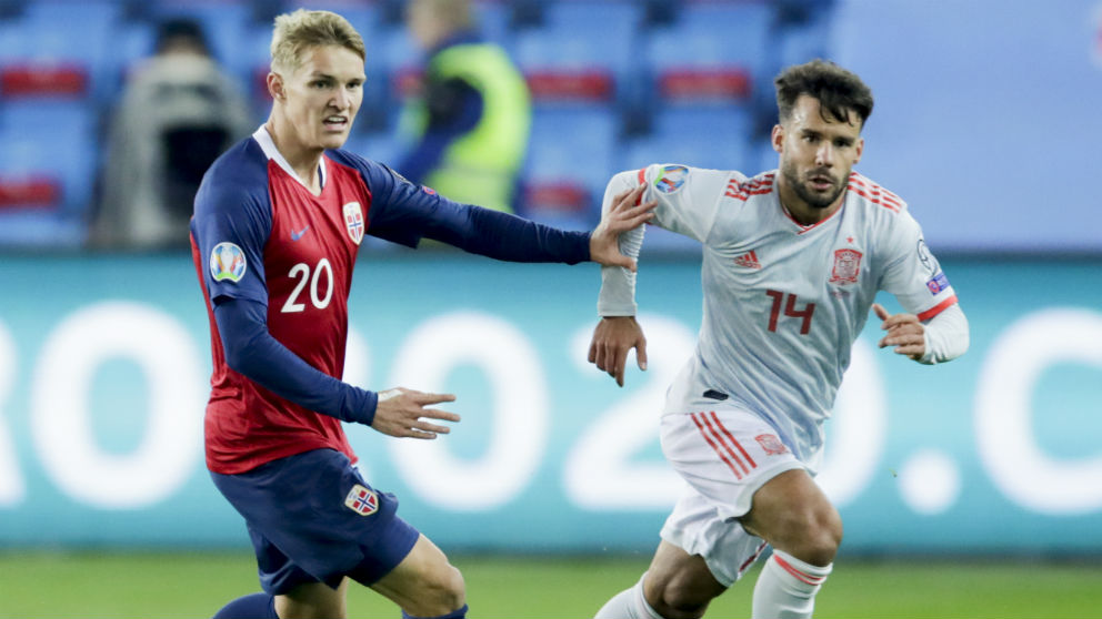 Odegaard pelea un balón con Bernat en el Noruega – España. (AFP)
