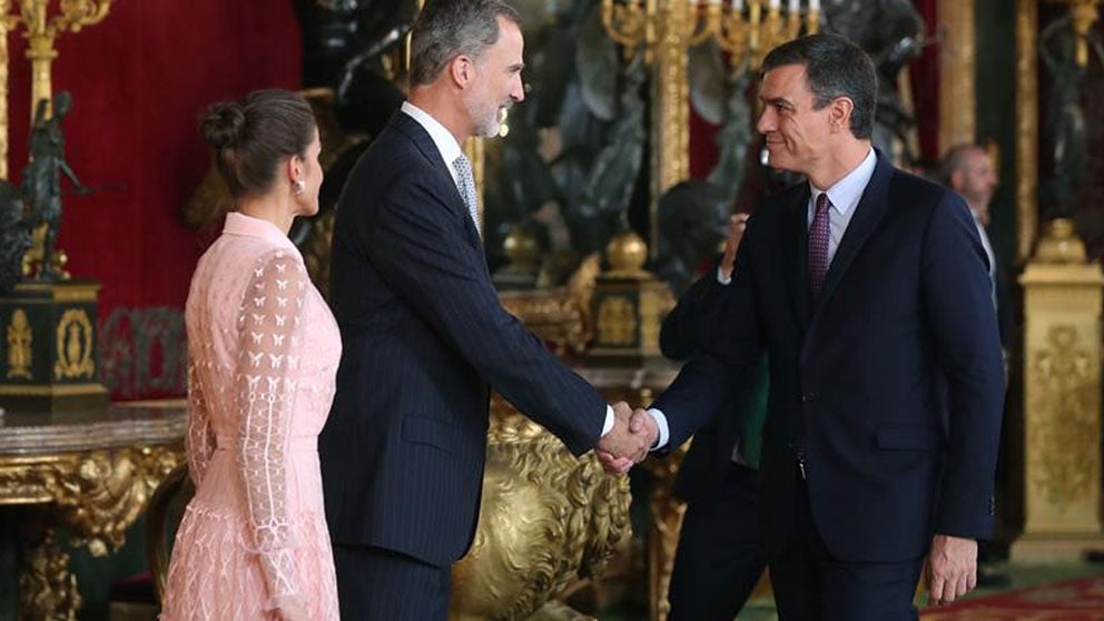 El rey Felipe VI, la reina Letizia, y el presidente del gobierno Pedro Sánchez, en el Palacio Real de Madrid en el que se celebra una recepció oficial con motivo de la celebración de la Fiesta Nacional. Foto: EFE