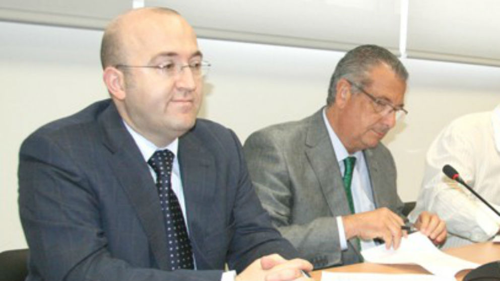 El secretario del Ayuntamiento de Oropesa, José Luis Silvente, y el ex alcalde Rafael Albert.
