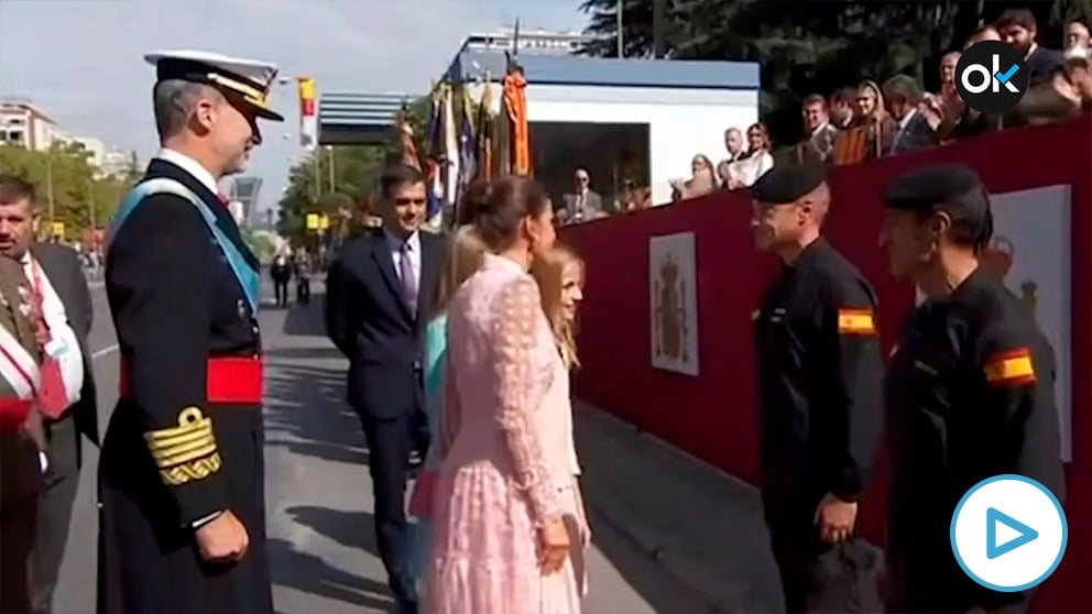 Los Reyes, con Pedro Sánchez, durante el desfile del 12-O.