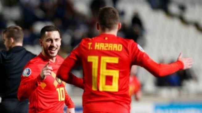 Hazard celebra un gol con su hermano