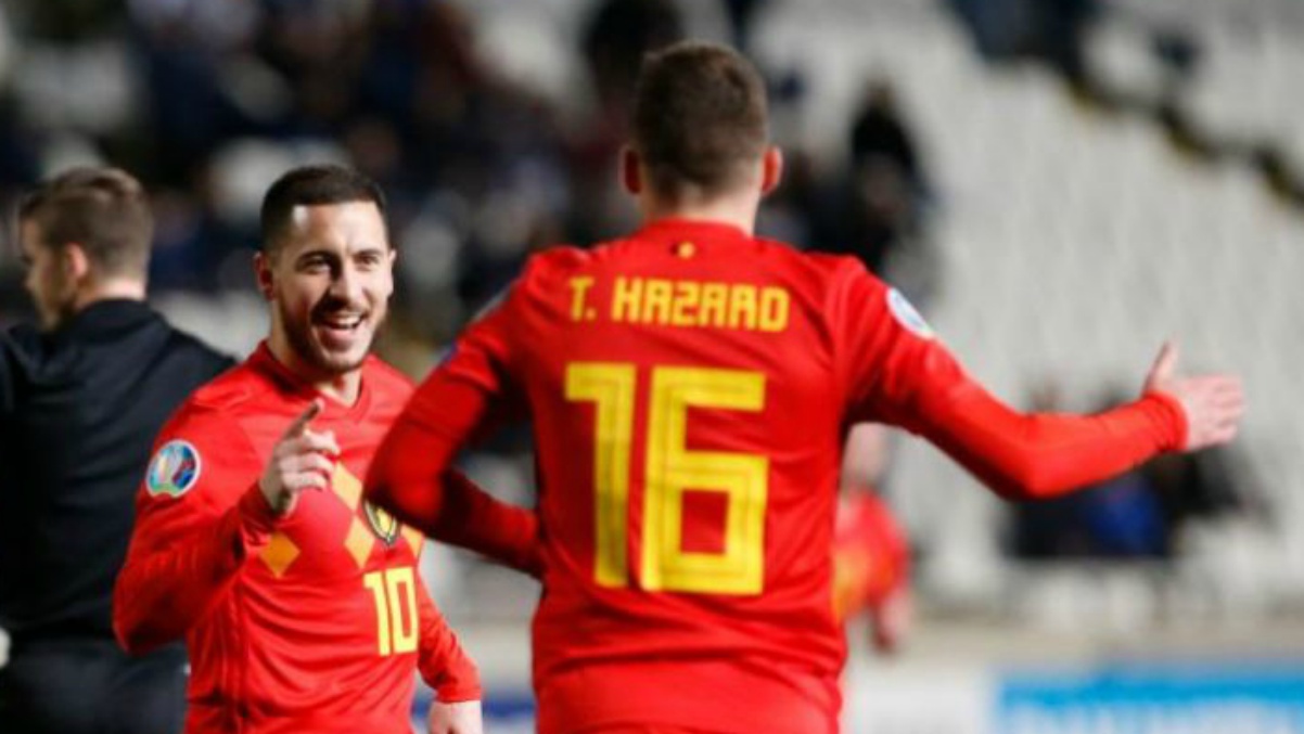 Hazard celebra un gol con su hermano