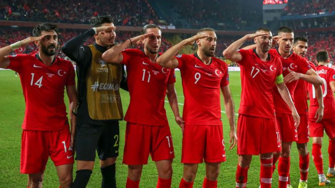 La UEFA investiga el saludo militar de los jugadores de Turquía