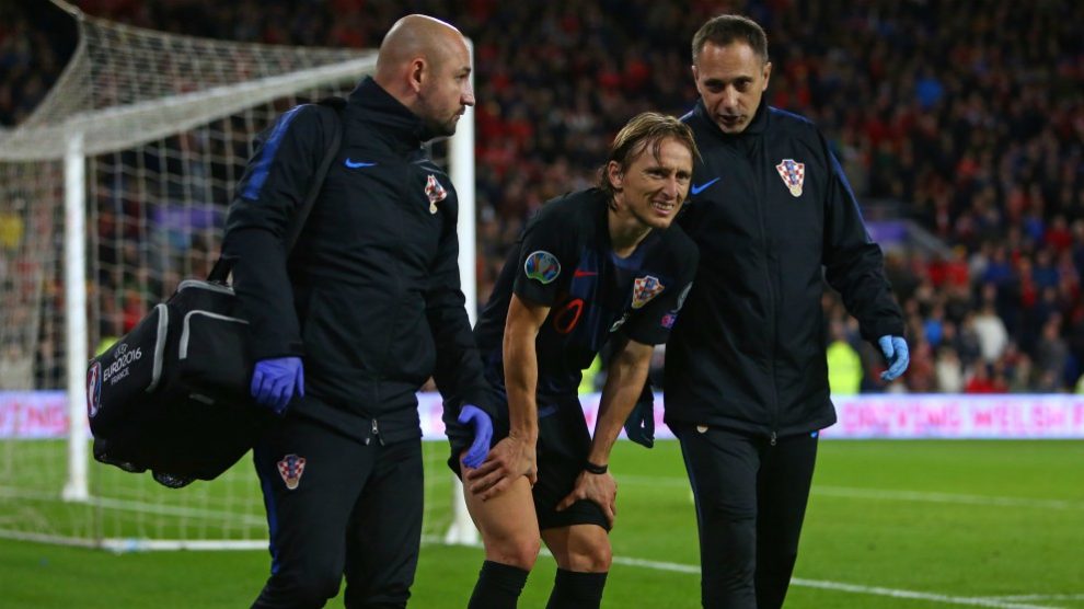 Modric se retira dolorido del terreno de juego. (AFP)