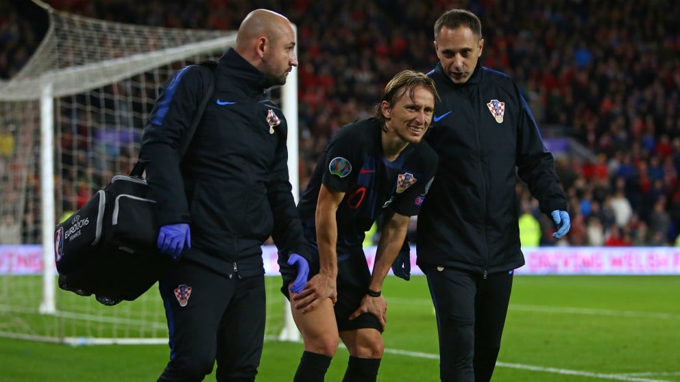 Modric se retira dolorido del terreno de juego. (AFP)