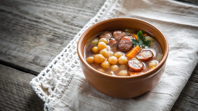 Chorizos con garbanzos a la sidra