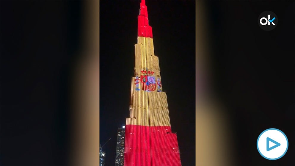 Burj Khalifa de Dubái, edificio más alto, con la bandera española para celebrar el 12 de octubre.
