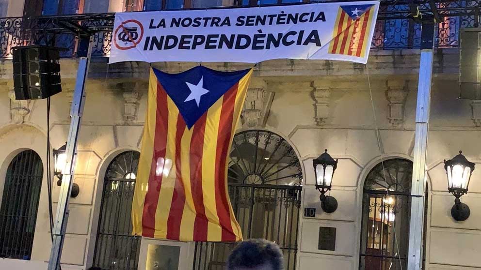 Pancarta en el Ayuntamiento de Lérida. Foto: Europa Press