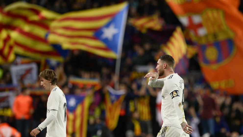 Sergio Ramos y Modric, en un Clásico en el Camp Nou. con esteladas de fondo. (AFP)