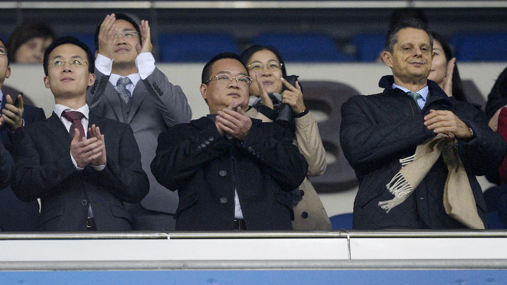 Chen Yansheng junto a la directiva en el palco del Espanyol. (AFP)