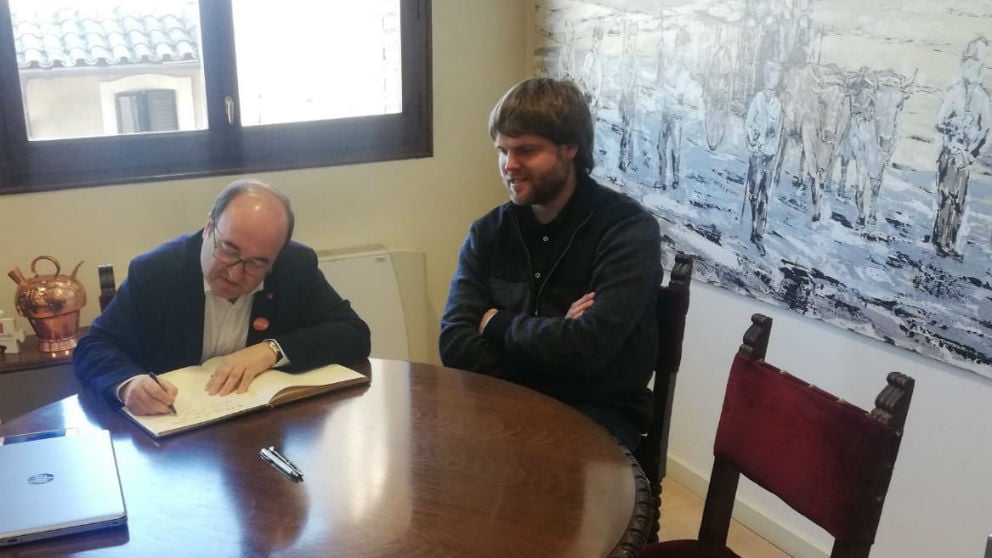 Miquel Iceta con el actual alcalde de Centelles, Josep Paré. (Foto: @miqueliceta)