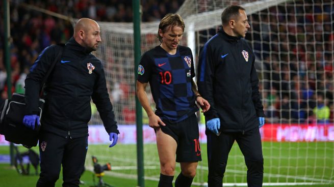 Luka-Modric-abandona-el-terreno-de-juego-tras-recibir-un-duro-golpe-en-el-partido-ante-Gales-(AFP)