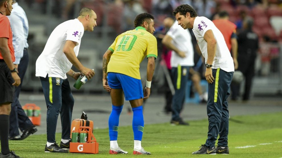Neymar, el día de su lesión con Brasil. (AFP)