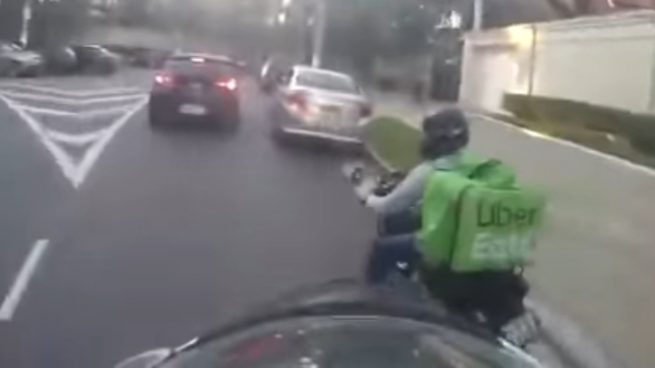 Facebook: Espectacular persecución de un repartidor en moto