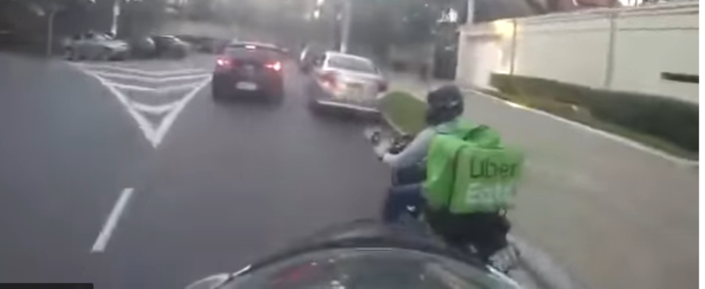 Facebook: Espectacular persecución de un repartidor en moto