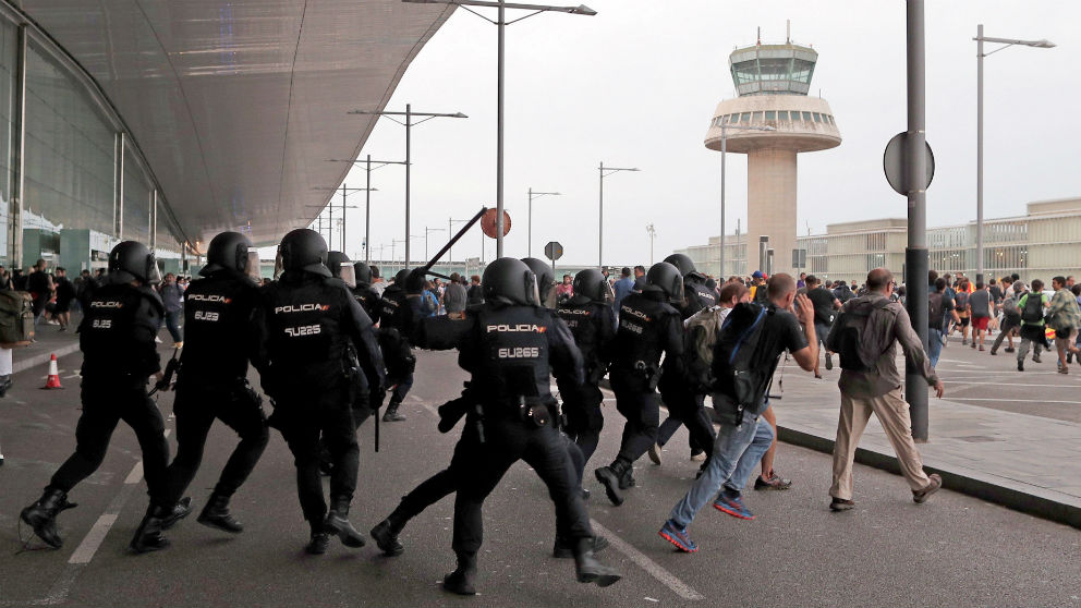 Cargas de la Policía Nacional en el aeropuerto de El Prat este lunes. (Foto: EFE)