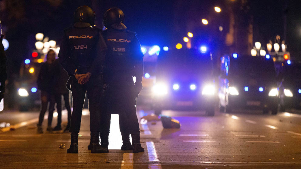 Policías vigilando las calles de Barcelona (Foto: EFE)