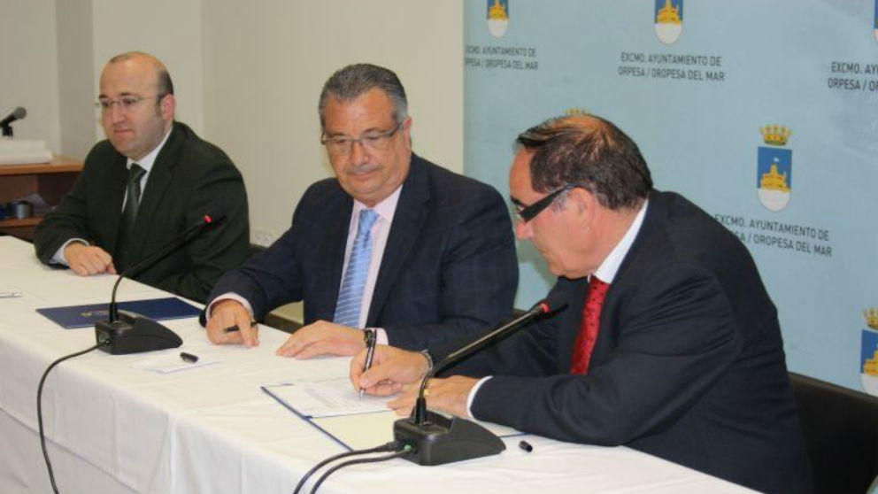 El secretario municipal José Luis SIlvente (izquierda), junto al ex alcalde Rafael Albert y un representante de la asociación de comerciantes de Oropesa del Mar.