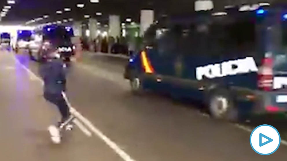 Los CDR apedrean los furgones de la Policía en el aeropuerto de El Prat