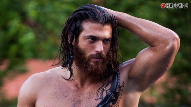 Can Yaman provoca el caos absoluto a su llegada a Italia