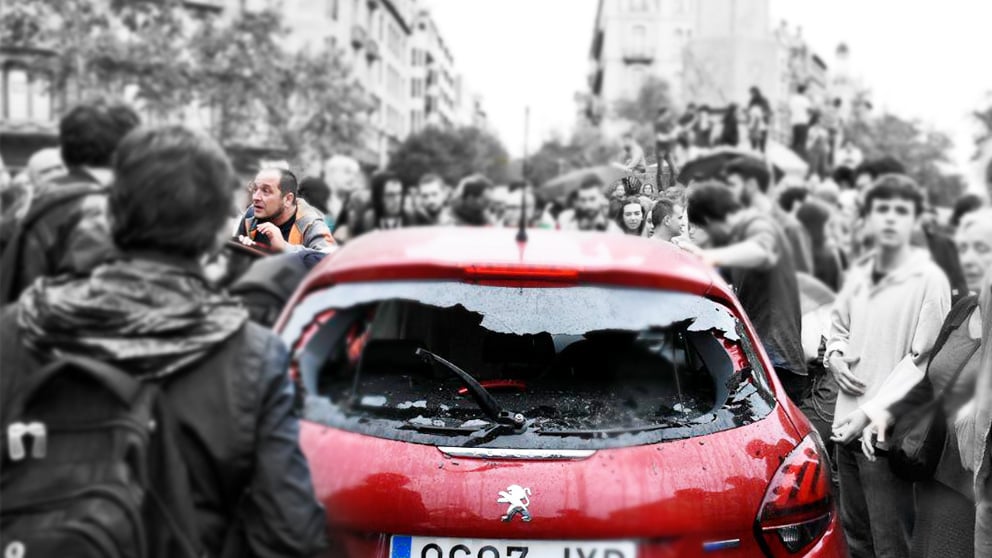 El ex diputado de la CUP David Fernández, junto al coche atacado por los CDR.