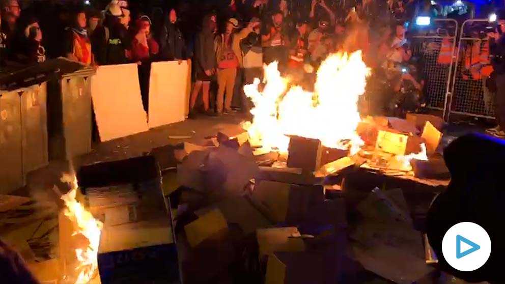 Los radicales separatistas cercan a los Mossos con barricadas ardiendo