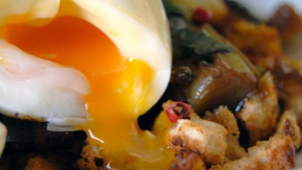 Huevos mollet con migas serranas