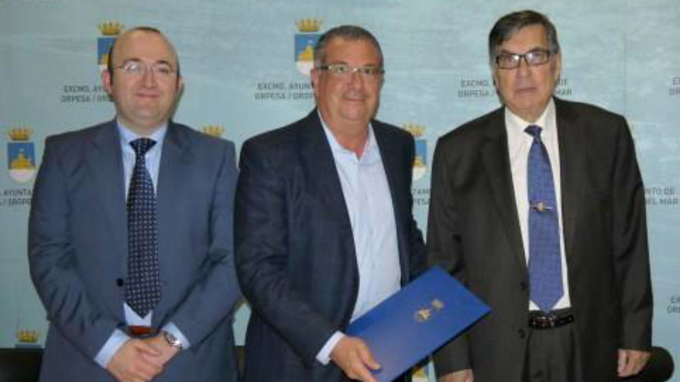 El secretario del Ayuntamiento de Oropesa José Luis SIlvente, el ex alcalde Rafael Albert y un representante de la Cámara de Comercio de Castellón.