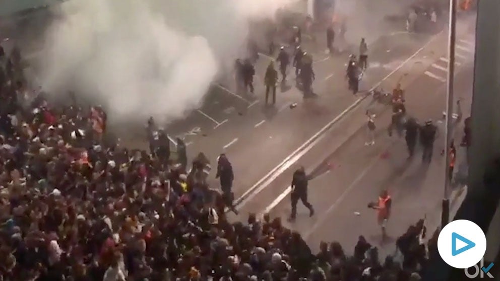 Enfrentamientos de la policía contra los manifestantes separatistas en El Prat el lunes.