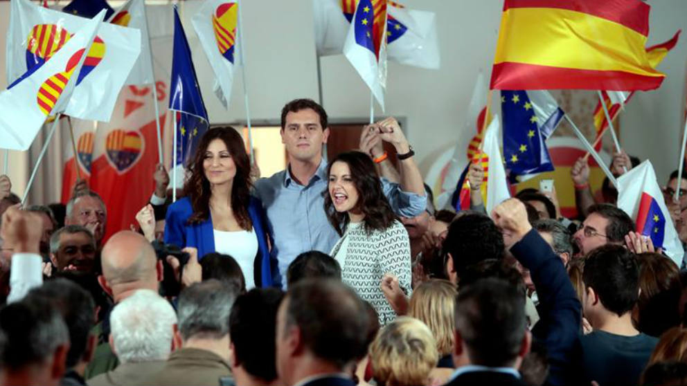 Albert Rivera, Inés Arrimadas y Lorena Roldán, esta mañana en un acto con militantes en Barcelona. (Efe)