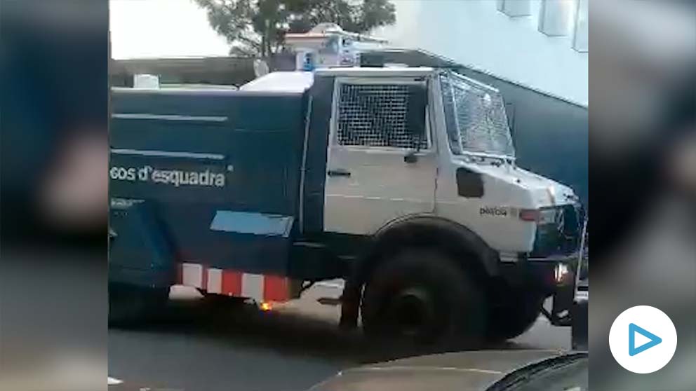 Camion-tanqueta de los Mossos rumbo a la zona de las manifestaciones de Barcelona.