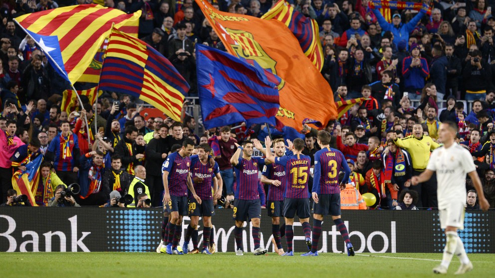 Los jugadores del Barcelona celebran un gol en el Clásico. (AFP)