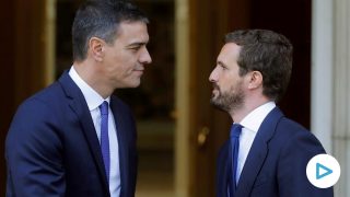 El presidente del Gobierno en funciones, Pedro Sánchez (i), recibe al líder del PP, Pablo Casado, en el Palacio de La Moncloa donde ambos se han reunido este miércoles para analizar la escalada de violencia en Cataluña tras la sentencia del "procés". Foto: EFE