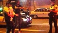 Piqué, con los agentes, tras dejar el coche aparcado en un paso de cebra.
