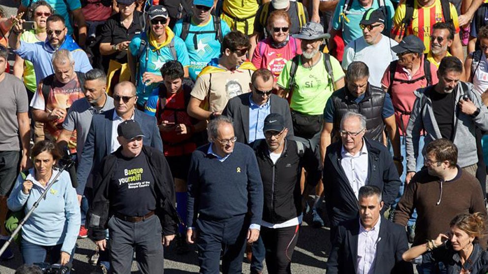 El Presidente de la Generalitat de Catalunya, Quim Torra (c), y el exlehendakari Juan José Ibarretxe (2i), junto a los simpatizantes independentistas, durante el recorrido por la AP-7 desde Girona de una de las «Marchas por la libertad. Foto: EFE