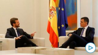 El presidente del Gobierno en funciones, Pedro Sánchez (d), y el líder del PP, Pablo Casado, durante la reunión que han mantenido este miércoles en Moncloa para analizar la escalada de violencia en Cataluña tras la sentencia del "procés". Foto: EFE