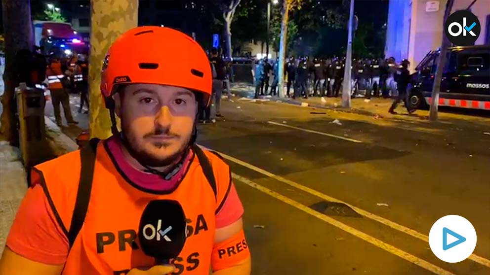 Los CDR lanzan botellas y petardos contra la línea policial en Barcelona.