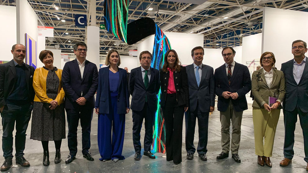 El alcalde de Madrid, José Luis MArtínez Almeida, acompañado de varias personalidades políticas en la inauguración de la Feria Estampa 2019 en Ifema. Foto: EP