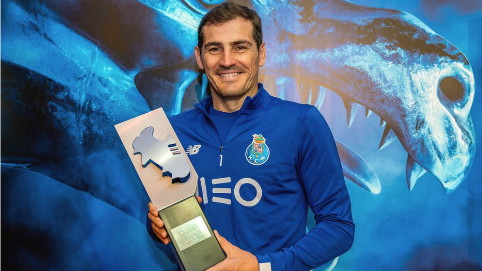 Iker Casillas posa con el trofeo que le acredita como mejor portero de la temporada 2018-19.