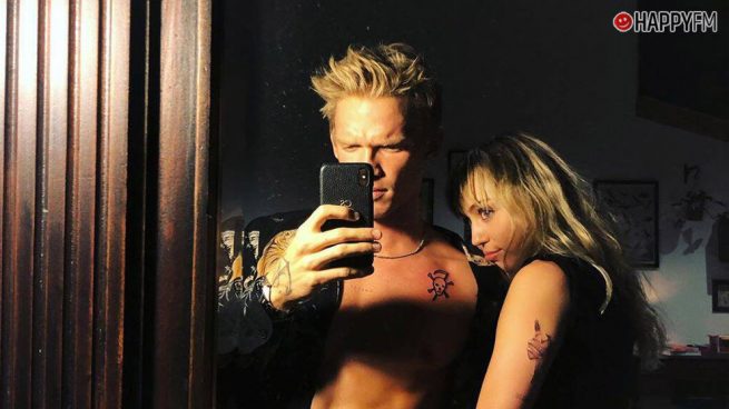 Miley Cyrus y Cody Simpson se hacen este tatuaje conjunto