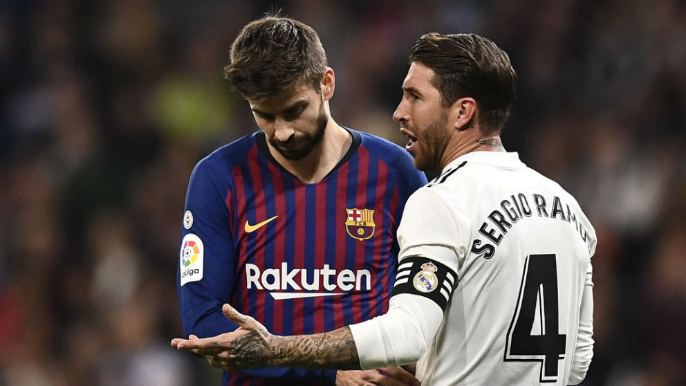 Ramos y Piqué, durante un Clásico. (AFP)