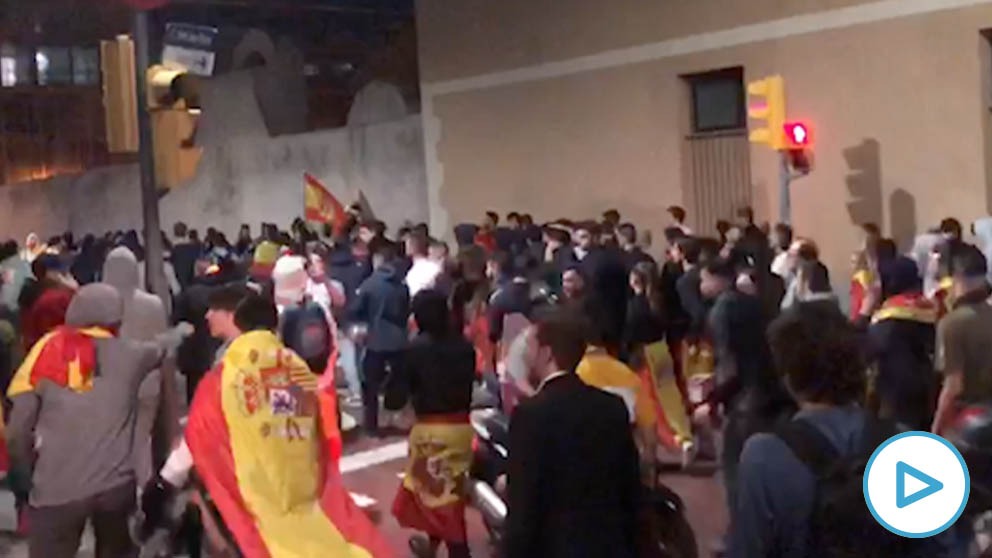 Los Mossos escoltan la marcha españolista en Barcelona.