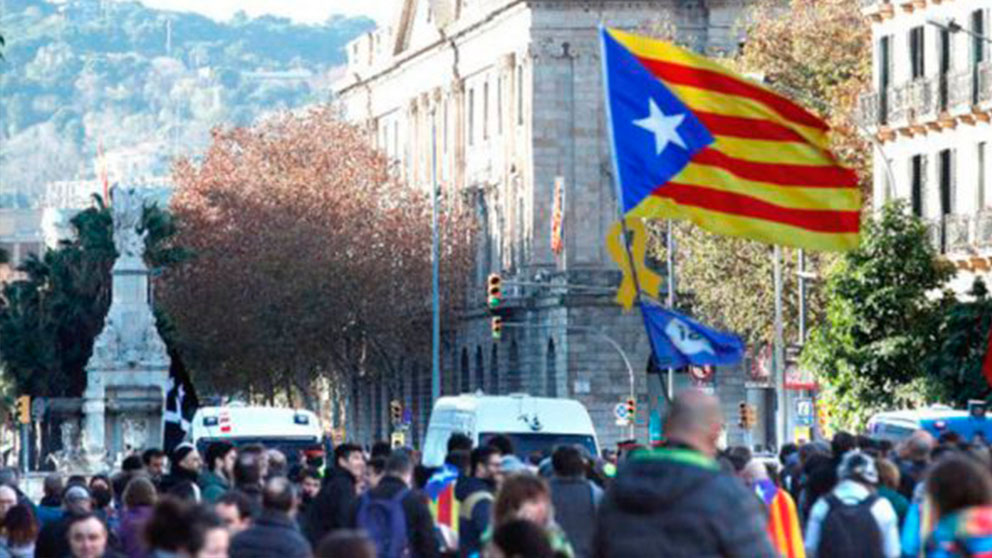Simpatizantes independentistas protestan en las inmediaciones de la Lonja de Mar de Barcelona, donde esta mañana se celebrará una reunión del Consejo de Ministros. (Foto: Efe)