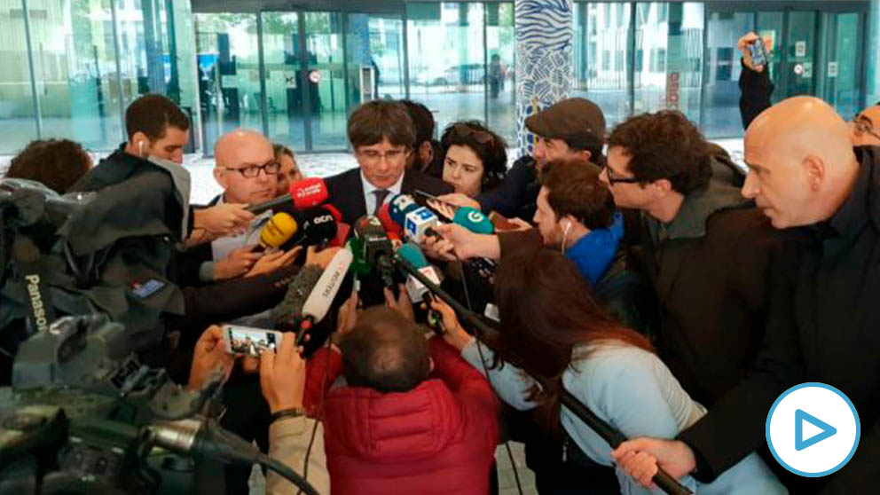 Carles Puigdemont habla con los periodistas a su salida de la Fiscalía belga